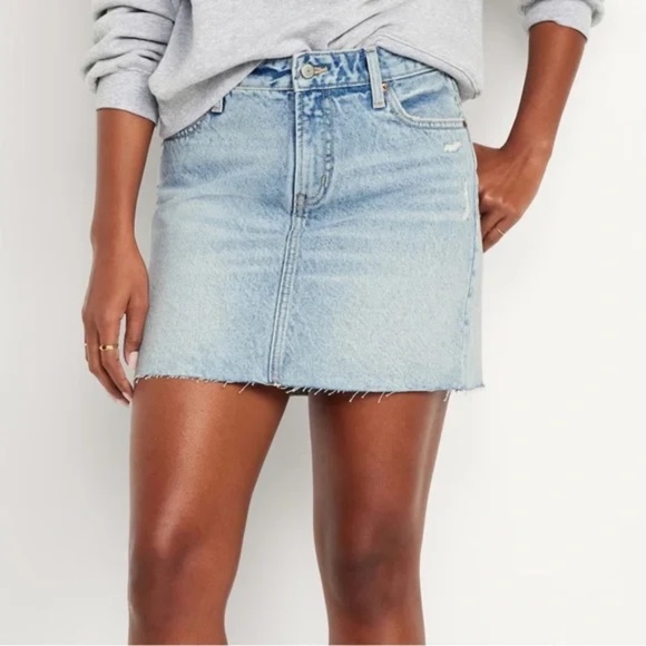 Old Navy Mid-Rise OG Straight Cut-Off Jean Mini Skirt - Picture 1 of 2